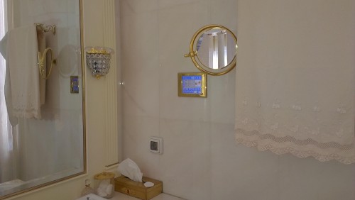 панель управления умным домом в ванной