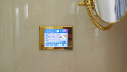 сенсорная панель управления мультирум в ванной