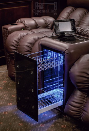 морозильная камера с панелью управления crestron в кресле для домашнего кинозала